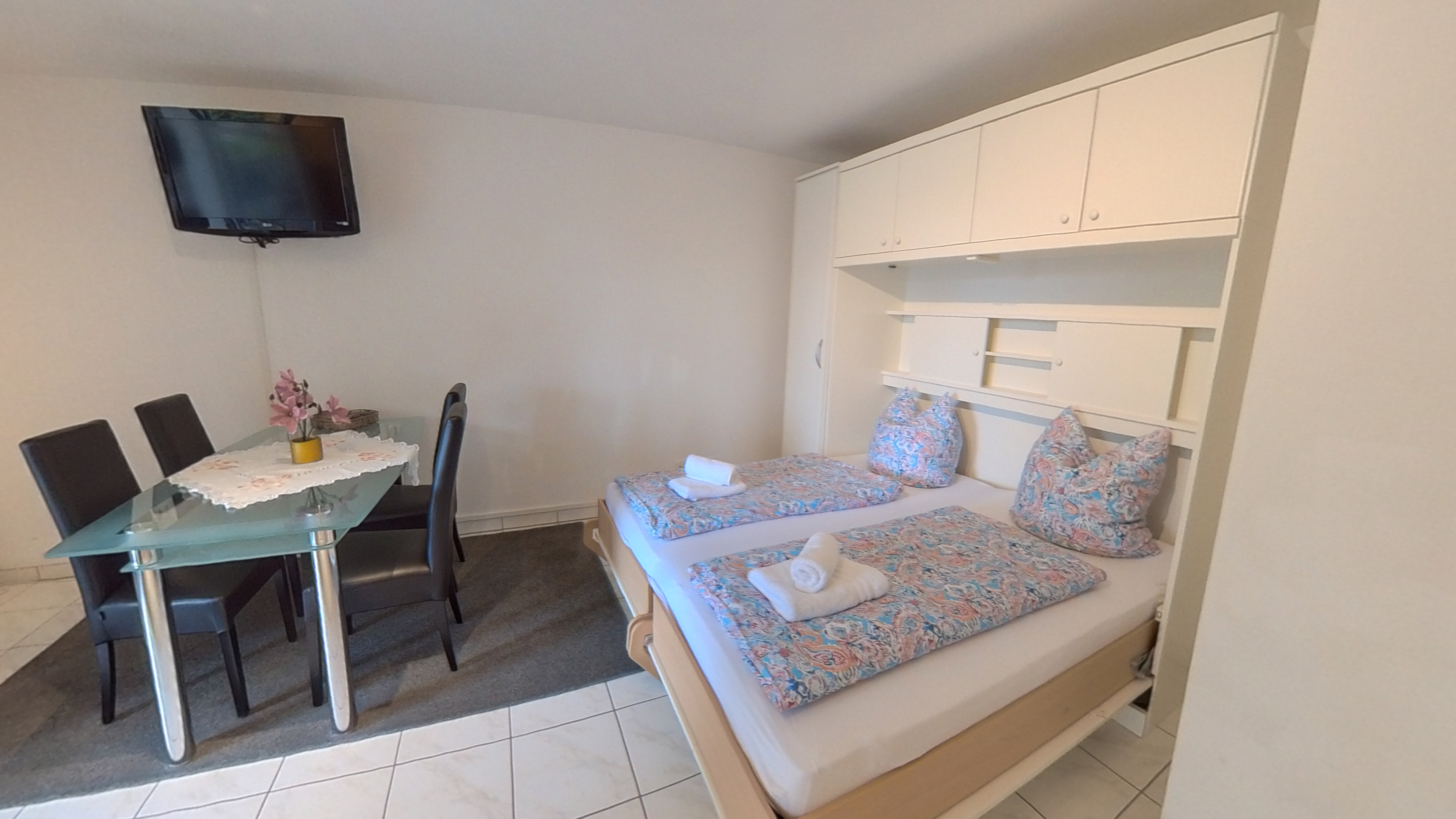 Wohnzimmer mit Schlafbereich