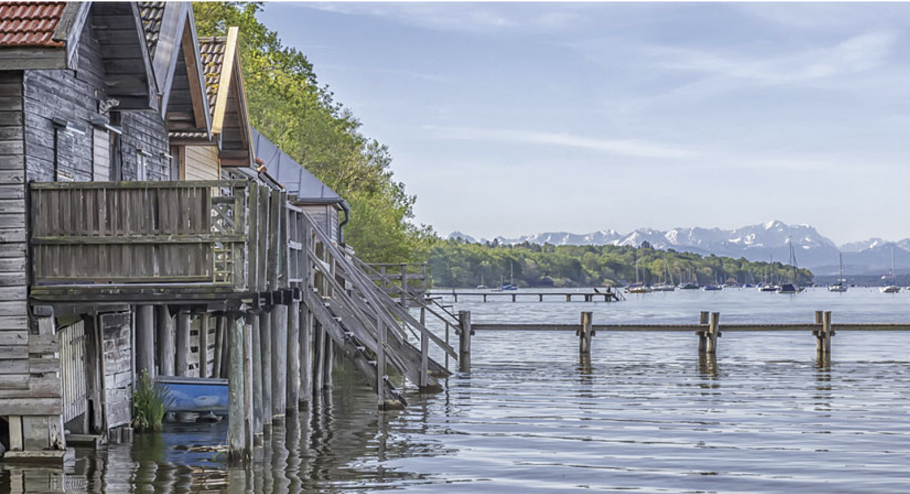 Ammersee_mit_Bootshaeusern_und_Bergen
